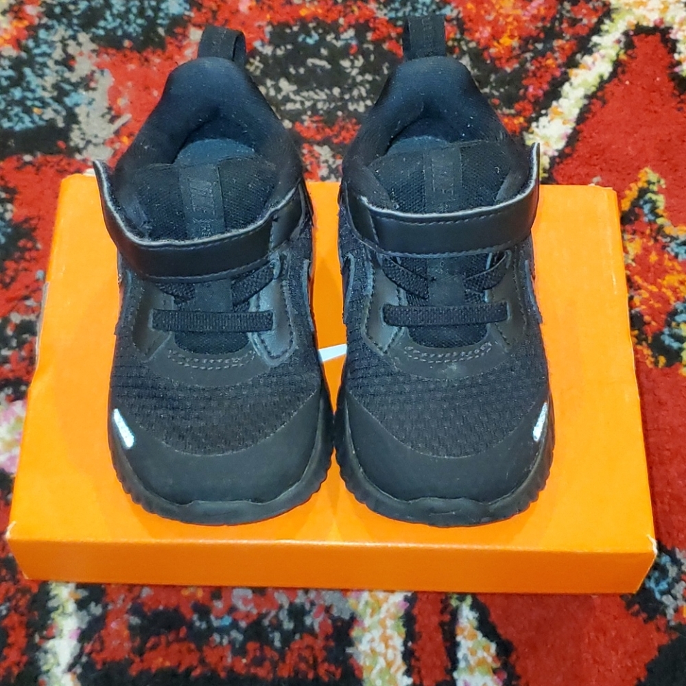 Nike Revolution 5